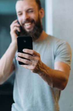 ağ saplantısı adam sosyal medya telefon