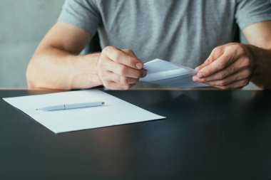 başvuru formu adam iş mektubu zarfı