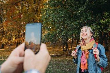sonbahar yürüyüş akıllı telefon kız arkadaşı sonbahar ormanı
