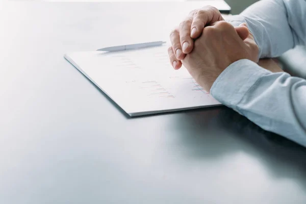 Gráficos de mesa do gerente de projeto de reunião corporativa — Fotografia de Stock