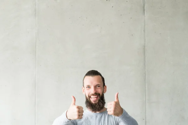 Goedkeuren gelukkig bebaarde hipster kerel duim omhoog — Stockfoto