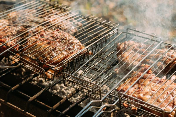 Piquenique festa comida festival carne carvão bbq costelas — Fotografia de Stock
