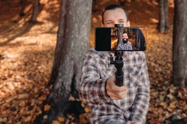 Höst lövverk manliga turist Selfie naturpark — Stockfoto