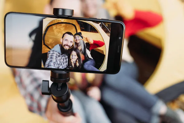 Caída camping familia smartphone cámara selfie —  Fotos de Stock