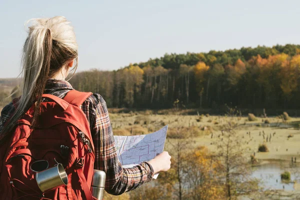 Turismo aventuras señora mapa explorar otoño paisaje — Foto de Stock