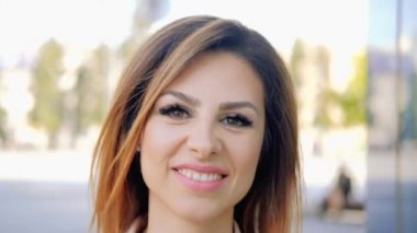 emin amaçlı kadın yürüyüş gülümseyen portre