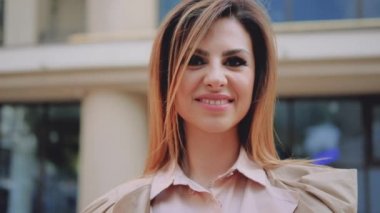 kentsel kadın portre emin gülümseyen kadın şehir