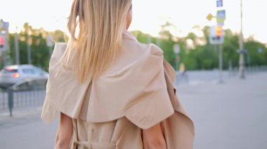 kentsel iş kadını yürüyüş kararlı backview