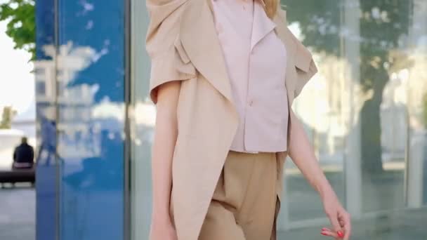 Üzleti nő séta város mosolygó stílusos női — Stock videók