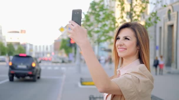 Foto día mujer tomando foto edificio de la ciudad — Vídeos de Stock