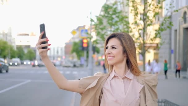 Selfie donna d'affari potenziato di successo sorridente — Video Stock