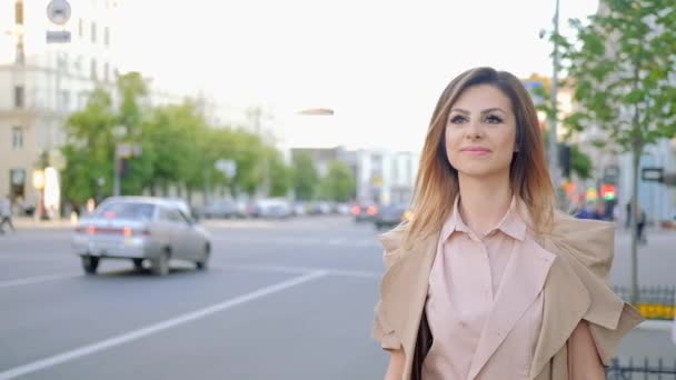 Жіноча влада стильна ділова жінка, що йде містом — стокове відео