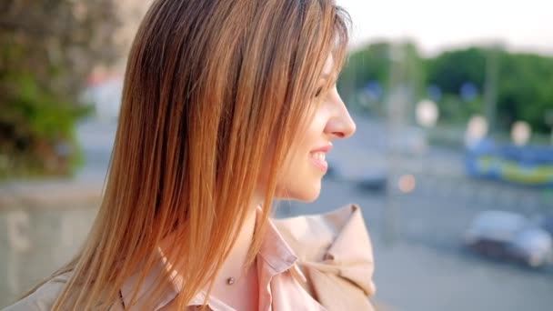 Kadın şehir portre güle gülme iş kadın sokak — Stok video