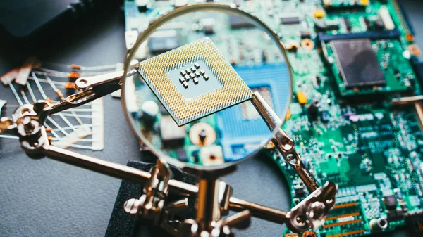 Composants informatiques démontés processeur cpu — Photo