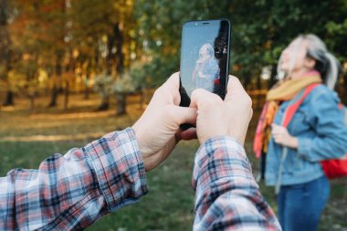 sonbahar eğlence akıllı telefon kız arkadaşı sonbahar parkı