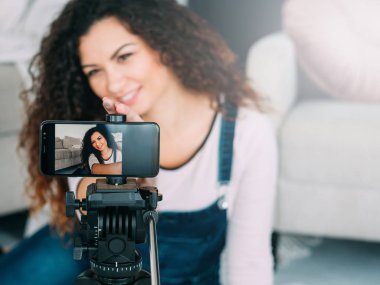sosyal medya bağımlılığı bayan akıllı telefon selfie
