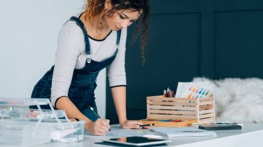 yaratıcı hobi bayan çizim video eğitim tablet