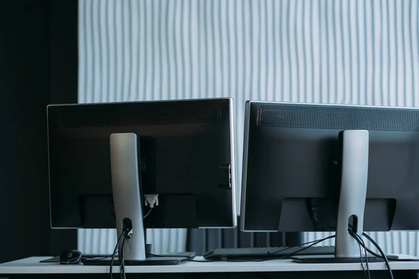 Προγραμματιστής λογισμικού στο χώρο εργασίας δύο οθόνες γραφείο — Φωτογραφία Αρχείου