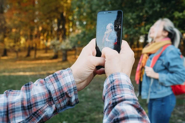 Musim gugur pacar smartphone jatuh taman — Stok Foto
