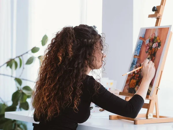 Arte hobby talentoso dama naturaleza muerta pintura a casa — Foto de Stock