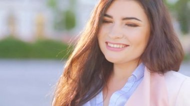 kentsel kadın portre emin gülümseyen kadın şehir