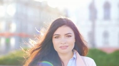 güçlendirilmiş kadın yürümek emin saç güneş uçmak