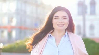 heyecan ruh hali mutlu kadın bahar adım şehir güneş