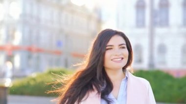flört kadın şehir yürüyüş eğlenceli kadın saç gülümseyerek