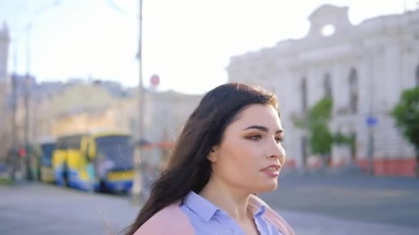 Fuerte independiente mujer confiada empoderada ciudad — Vídeo de stock