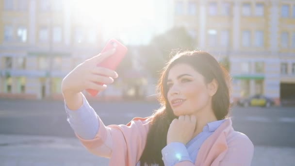 Urbano selfie actualización de la mañana linda ciudad foto femenina — Vídeos de Stock