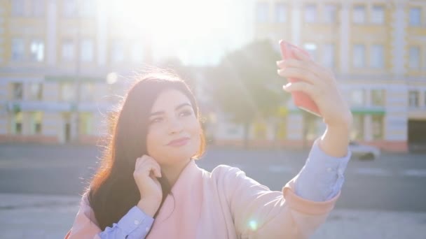 Selfie-Trend selbstbewundernde Suchtfrau Foto — Stockvideo