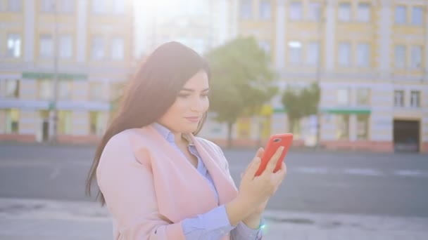 Foto día mujer tomando foto edificio de la ciudad — Vídeo de stock