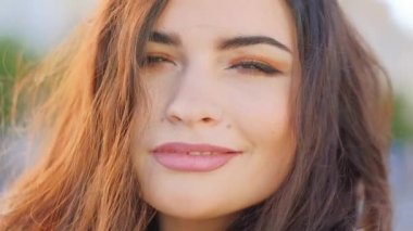 flört kadın portre kadın saç closeup gülümseyen