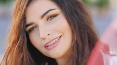 sevimli baştan çıkarıcı bakmak darting bakışları kadın portre