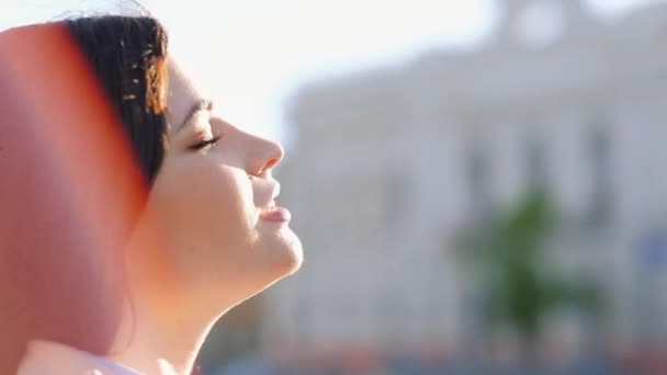 Медитація натхнення жінка очі закриті розслабляючі — стокове відео