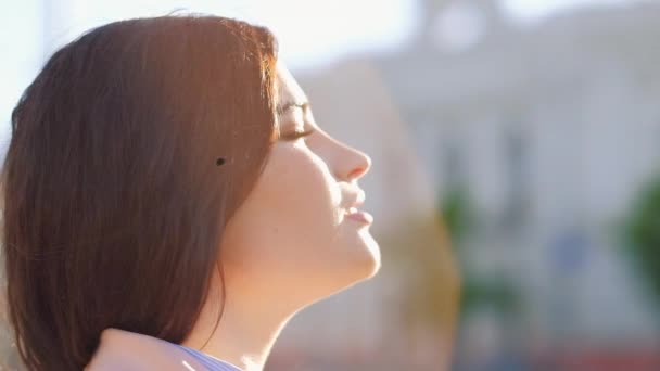 Мечтательная визуализация женщина глаза закрыты на открытом воздухе — стоковое видео