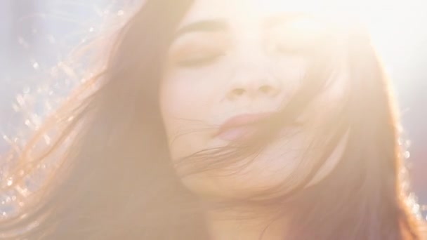 Мирная красота расслабленной женщины греться солнце волосы ветер — стоковое видео