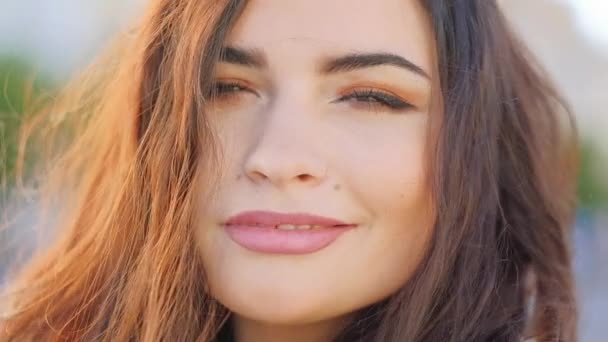 Флиртующая женщина портрет улыбающийся женские волосы крупным планом — стоковое видео
