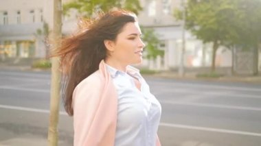kendine güvenen kadın kentsel yaşam tarzı iddialı yürüyüş