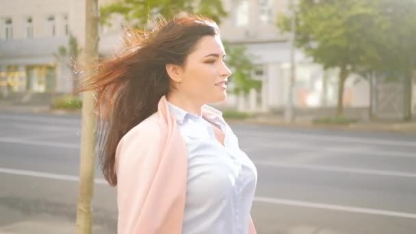 Mujer segura estilo de vida urbano ambicioso caminar — Vídeo de stock