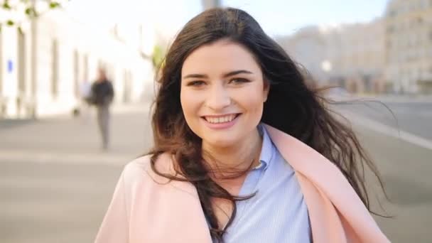 Boldog nő gyalogos város mosolygó öröm előre — Stock videók