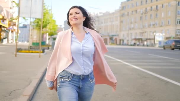 Despreocupado estado de ánimo feliz mujer emocionada caminar calle spin — Vídeos de Stock