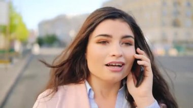 iş iletişimi kadın telefon sokak konuşmak
