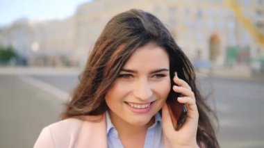 kentsel iş kadını yaşam tarzı gülen konuşma telefon