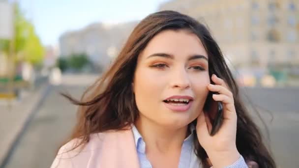 Comunicazione commerciale donna parlare telefono strada — Video Stock