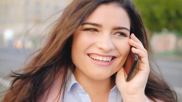 Amigável chamada móvel rir mulher falar telefone rua — Vídeo de Stock