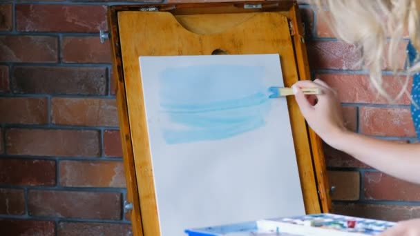 Prace artysty rozpocząć malowanie sztalo streszczenie niebieski — Wideo stockowe