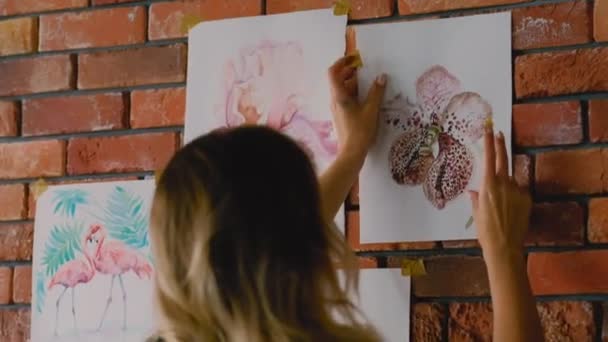 Malování hobby talent umělec přilepené výkresy zeď — Stock video