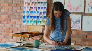 sanat stüdyosu çalışma alanı ressam çizim ilham