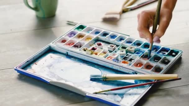 Aquarela pintura mão mergulho escova paleta — Vídeo de Stock